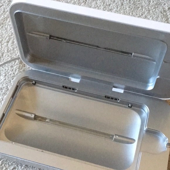 Phonesoap 3 UV Sanitizer and Charger - Picture 6 of 7